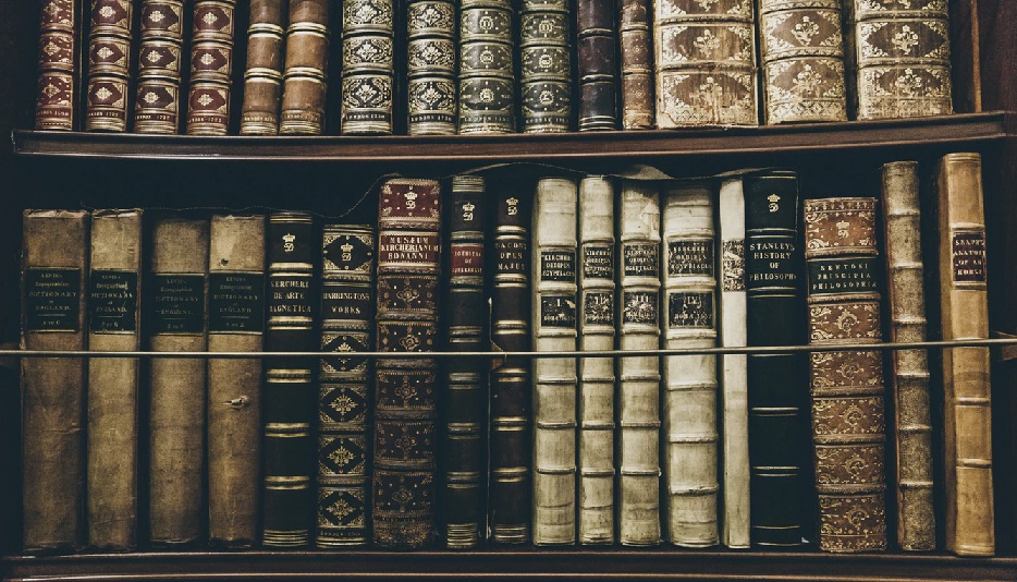 古い書籍の詰まった本棚
