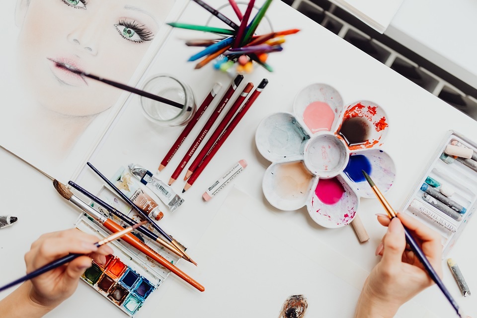 水水彩_パレットに絵の具を解いて、人物を作画している風景彩_パレットに絵の具を解いて、人物を作画している風景