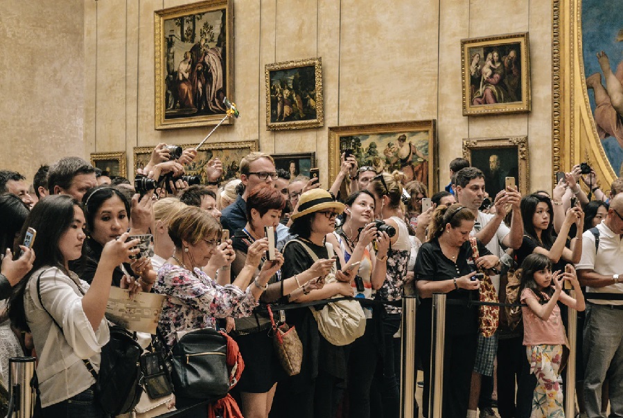 美術館で名画を撮影しようと群れる聴衆の画像