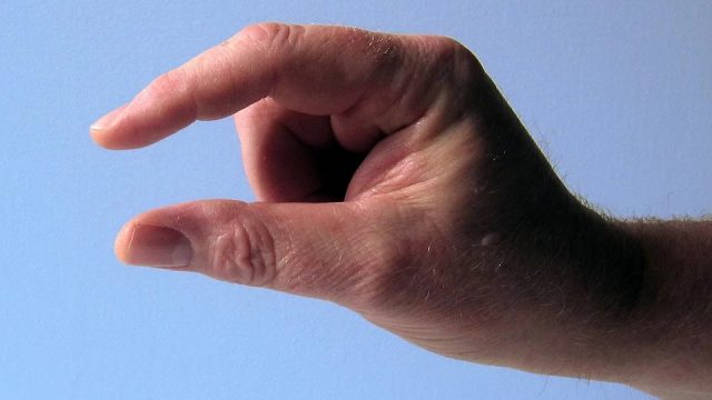 親指と人差し指で1cm程度の間隔を表現する画像